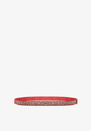 Ceinture en satin rouge avec une rangée de cristaux clairs scintillants le long de sa longueur, posée à plat sur un fond blanc.