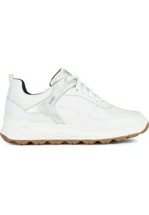 Zapatillas blancas con un acento plateado texturizado en la parte superior, suela de goma con un patrón de ondas y cordones redondos en un diseño clásico.