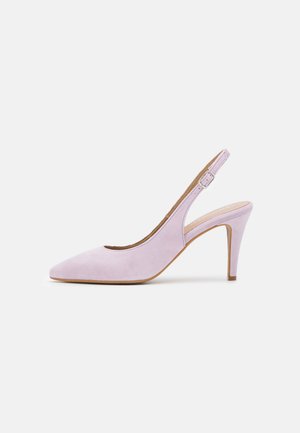 Lilla ruskind højhælet slingback sko med spids tå og justerbar spænde rem på ens hvid baggrund.