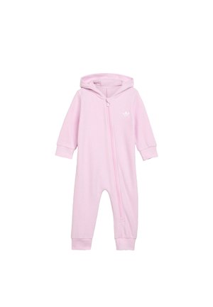 Lyserød hættetrøje til baby med lange ærmer, lynlås fra nakke til ankel og lille hvidt logo på brystet.