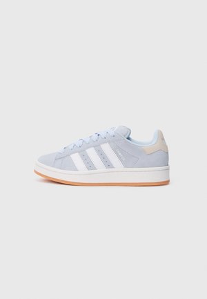 Lyseblå Adidas Campus sneaker med hvide striber, beige hælkappe, hvid mellemsål og gummiydersål, vist fra siden.