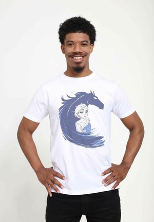 Biała koszulka z bawełny z niebieską grafiką przedstawiającą twarz kobiety oraz sylwetkę konia, z detalami w stylu pędzla. Krótkie rękawy, okrągły dekolt.