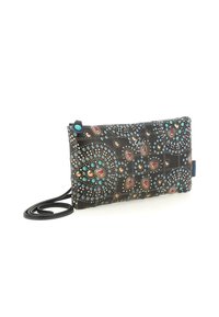 Clutch rettangolare nera con motivi di borchie circolari colorate, chiusura con zip e tracolla sottile staccabile su sfondo bianco.