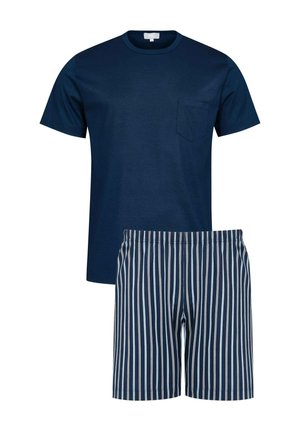 Marineblauwe katoen T-shirt met een borstzakje, gecombineerd met gestreepte marineblauwe en witte shorts. Het T-shirt heeft korte mouwen en de shorts hebben een elastische tailleband.