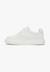 Białe skórzane sneakersy z zaokrąglonym noskiem, teksturowaną podeszwą, płaskimi sznurowadłami i subtelnymi detalami w szwach. Gładkie wykończenie z minimalnymi akcentami.