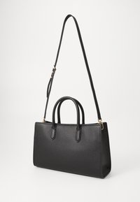 Borsa a mano in pelle nera con superficie testurizzata, due manici corti e una tracolla removibile con accessori in oro.