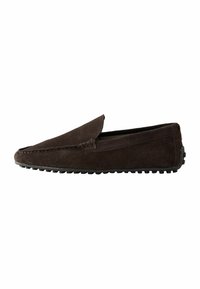 Barna velúr slip-on cipő, texturált elülső részel és gumi talppal. Simaságot és hosszú formát mutat, látható varrásokkal és texturált kiegészítőkkel.