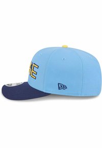 Blauer Baseballcap mit einem marineblauen Schirm, der gelbe bestickte Buchstaben und ein Logo an der Seite zeigt. Hergestellt aus strukturiertem Stoff mit einem klaren Design.