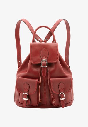 Roter Leder-Rucksack mit zwei vorderen Steckverschluss-Taschen, einer Klappe mit Metallverschluss und verstellbaren Schultergurten.