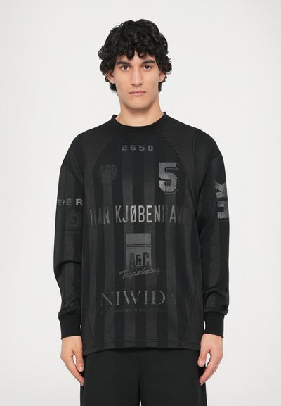 Sudadera negra de manga larga con cuello redondo. Presenta un patrón de rayas texturizado, varios logotipos y el número '5' en un brillo contrastante.