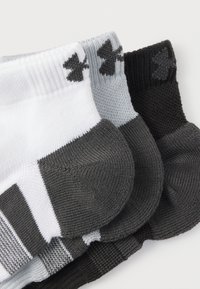 Τρία ζευγάρια κάλτσες για πλήρωμα: λευκές, γκρι και μαύρες σε διάφορες αποχρώσεις. Κάθε μία έχει ενισχυμένο δάχτυλο και λογότυπο στη μανσέτα. Μαλακή πλεκτή υφή.