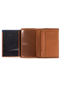 Portafoglio in pelle marrone con una superficie liscia, dotato di numerosi scomparti per schede, una tasca con zip e uno scomparto trasparente per l'ID; interno foderato in blu.