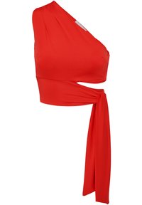 Top corto rosso asimmetrico realizzato in tessuto liscio; presenta una manica singola e un dettaglio laterale annodato con un lungo nastro fluente.