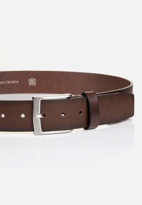 Bruine leren riem met een zilveren metalen gesp, met een gladde textuur, vijf verstelgaten en een lus voor overtollige riem. 91 centimeter lang.