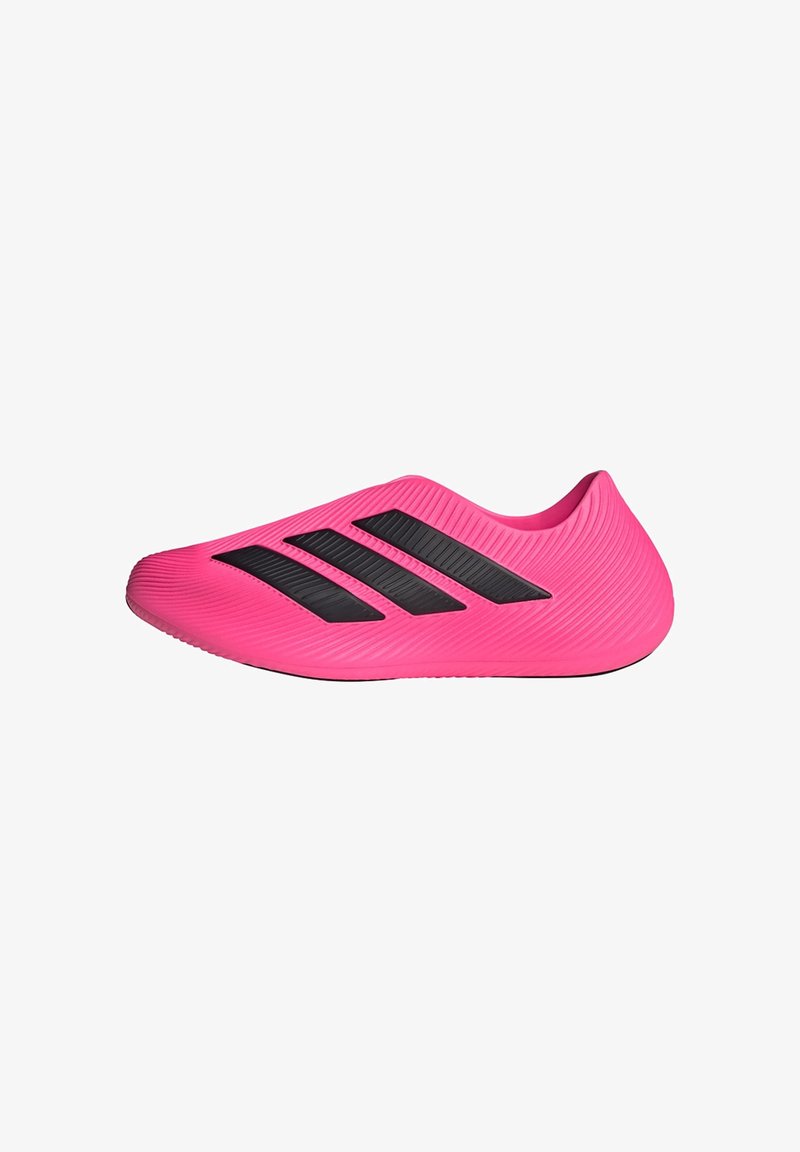 Pinkfarbener Sportschuh mit einer strukturierten Gummiaußenseite, der drei schwarze Streifen über dem Obermaterial und eine stromlinienförmige, abgerundete Form aufweist.
