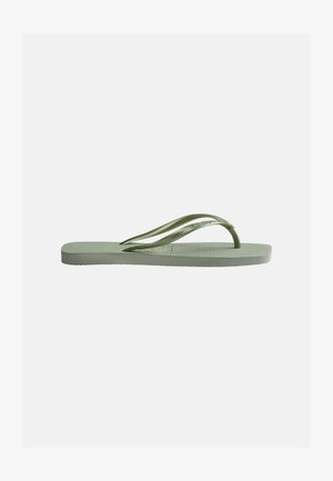 Lysegrøn gummiflipflop med tekstureret fodseng og dobbelte tynde remme med diskret præget brandlogo, sidevisning på hvid baggrund.