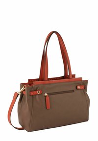 Sac à main en cuir synthétique marron avec accents rouges et double poignée ; comprend une poche zippée à l'avant et des détails en métal doré.
