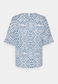Blouse à motifs géométriques bleus et blancs avec manches courtes froncées et petite fermeture à bouton au niveau de l'encolure arrière.