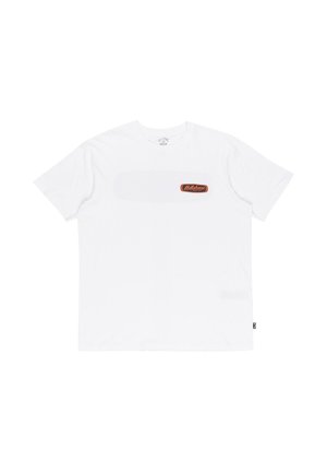 Witte katoenen t-shirt met korte mouwen, met een rechthoekig oranje label met zwarte tekst aan de voorkant. Zachte textuur en casual ontwerp.