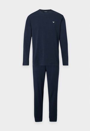Herren-Set aus marineblauem Langarmoberteil und passenden Hosen mit kleinem weißem Logo auf der oberen linken Brust.
