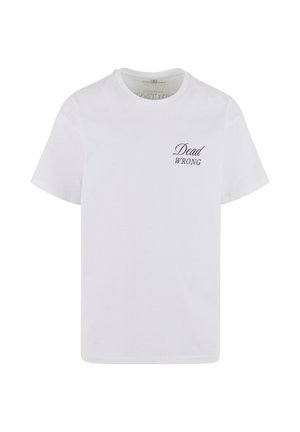 Weißes Baumwoll-T-Shirt mit kurzen Ärmeln, Rundhalsausschnitt und schwarzem Textdruck "Dead WRONG" auf der linken Brustseite.