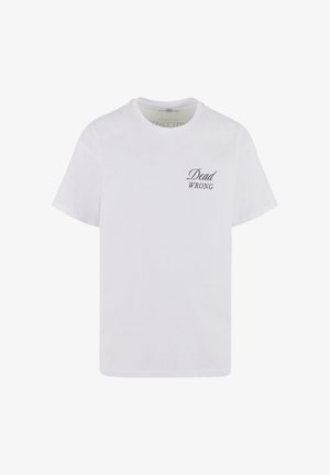 Valkoinen puuvillainen t-paita, jossa on lyhyet hihat, pyöreä kaula-aukko ja musta painatus "Dead WRONG" vasemmassa rintakohdassa.