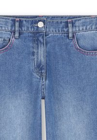 Jeans en denim bleu avec une coupe droite, ornés de surpiqûres roses sur les poches et la taille, fermeture à bouton argenté et poches standard.