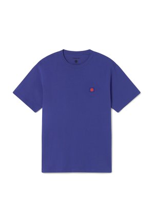 Korte mouwen, ronde hals t-shirt van helder paarse katoen met een klein geborduurd zonlogo in een vierkante patch op de linkerkant van de borst.