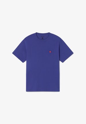 T-shirt z krótkim rękawem i okrągłym dekoltem w jasnopurpurowym kolorze, wykonany z bawełny, z małym haftowanym logo słońca w kwadratowej łatce po lewej stronie klatki piersiowej.