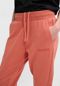 Hummel LEGACY TAPERED  - Træningsbukser - apricot