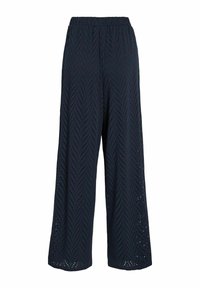 Jūras krāsas platās bikses, kas izgatavotas no teksturēta auduma ar zivs kaulu rakstu un elastīgu jostasvietu ērtībai.