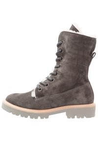 Stivale in suede grigio con lacci, foderato in pelliccia sintetica, punta rotonda e suola in gomma. Presenta occhielli in metallo e un motivo di battistrada distintivo.