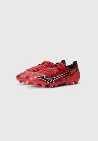 Rode voetbalschoenen met zwarte accenten, voorzien van een geometrisch patroon, een veterfront en textuur gemaakt van synthetisch materiaal voor grip.