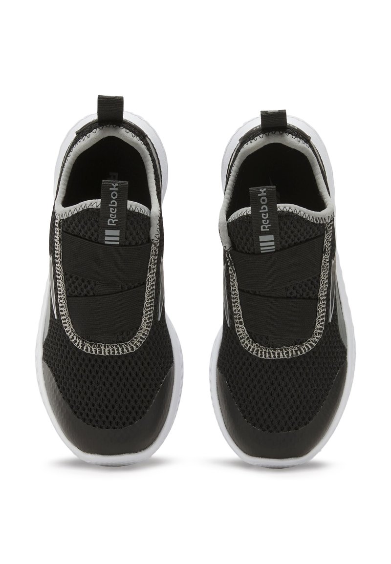 Zapatillas deportivas negras con parte superior de malla, bandas elásticas y suelas de goma blancas. Presentan la marca Reebok y acentos texturizados.