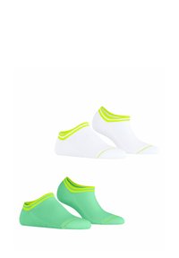 Deux paires de chaussettes de cheville : une blanche avec des rayures vert fluo, l'autre verte menthe avec des accents similaires. Les deux présentent un design à coupe basse.