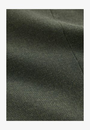 Strukturiertester Stoff in Dunkelgrün, der ein gewebtes Muster mit leichtem Glanz und glatter Oberfläche zeigt, typisch für Polstermaterialien.