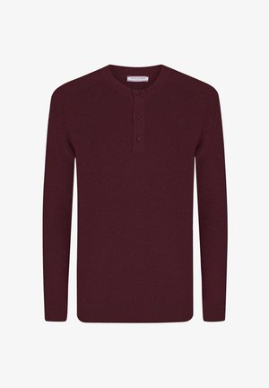 Burgunderfarbener ribbelstrick Pullover mit einem Henley-Ausschnitt, ausgestattet mit einer dreiknöpfigen Knopfleiste und langen Ärmeln, weicher Textur und eng anliegenden Bündchen.