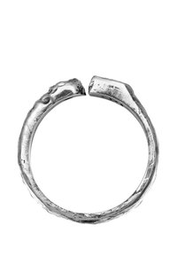 Anello a cuff in argento con superficie testurizzata e irregolare, caratterizzato da un design aperto con bordi grezzi alle estremità e una finitura lucida.