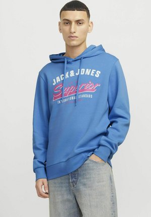 Sudadera azul con cordones, con el texto "JACK & JONES" y "Superior" en blanco y rosa. Tejido suave y puños de canalé.