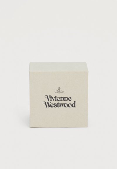 Kvadratinė smėlio spalvos dėžutė su juodu Vivienne Westwood logotipu ir orb simboliu centro vietoje, nufotografuota ant paprasto balto fono.