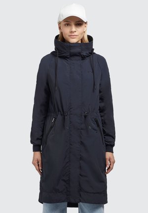Navyblauwe lange parka jas met een hoge kraag, taillekoord en twee zijzakken met rits. Gemaakt van lichtgewicht, waterafstotend materiaal.