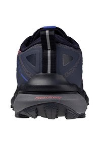 Tummansiniset maastojuoksukengät, joissa on kuvioitu kumipohja, heijastavat yksityiskohdat ja vetotappi kantapäässä. Varustettu Mizuno Energy -brändillä.