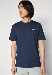 Timberland SMALL LINEAR LOGO PRINT TEE - Print T-shirt - dark sapphire