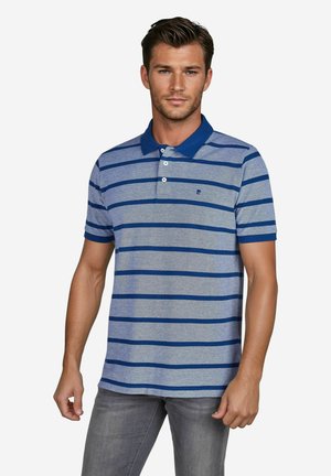 Heren polo t-shirt in lichtgrijs met marineblauwe horizontale strepen, knoopsluiting met twee knopen en een effen marineblauw kraag. De stof lijkt zacht en textuur te hebben.