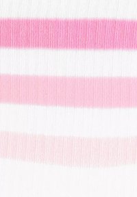 Dzianina z poziomymi paskami w różnych odcieniach różu i bieli. Miękka tekstura, jednolity wzór ściegów, o gładkim wykończeniu.