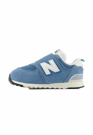 Barns blå ruskinds- og mesh-sneaker med hvid sål, velcrolukning og stort hvidt "N" logo på siden.