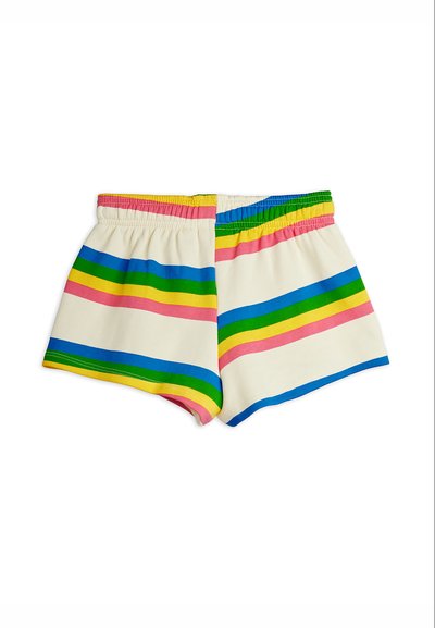 Shorts en tissu blanc avec taille élastique, présentant des rayures horizontales en bleu, vert, jaune et rose sur les jambes et la taille.