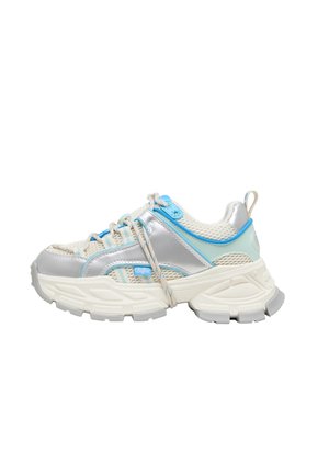 Baskets argentées et bleu clair en mesh et matériaux synthétiques, avec semelle épaisse, lacets décoratifs et logo sur le côté.