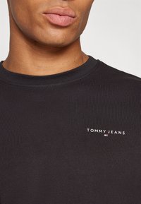 Tommy Jeans SLIM LINEAR TEE - Camisola de manga comprida - black