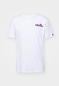 Camiseta blanca de algodón con escote en V, que presenta un logo bordado en navy "ellesse" y un emblema circular en naranja y amarillo en el lado izquierdo del pecho.